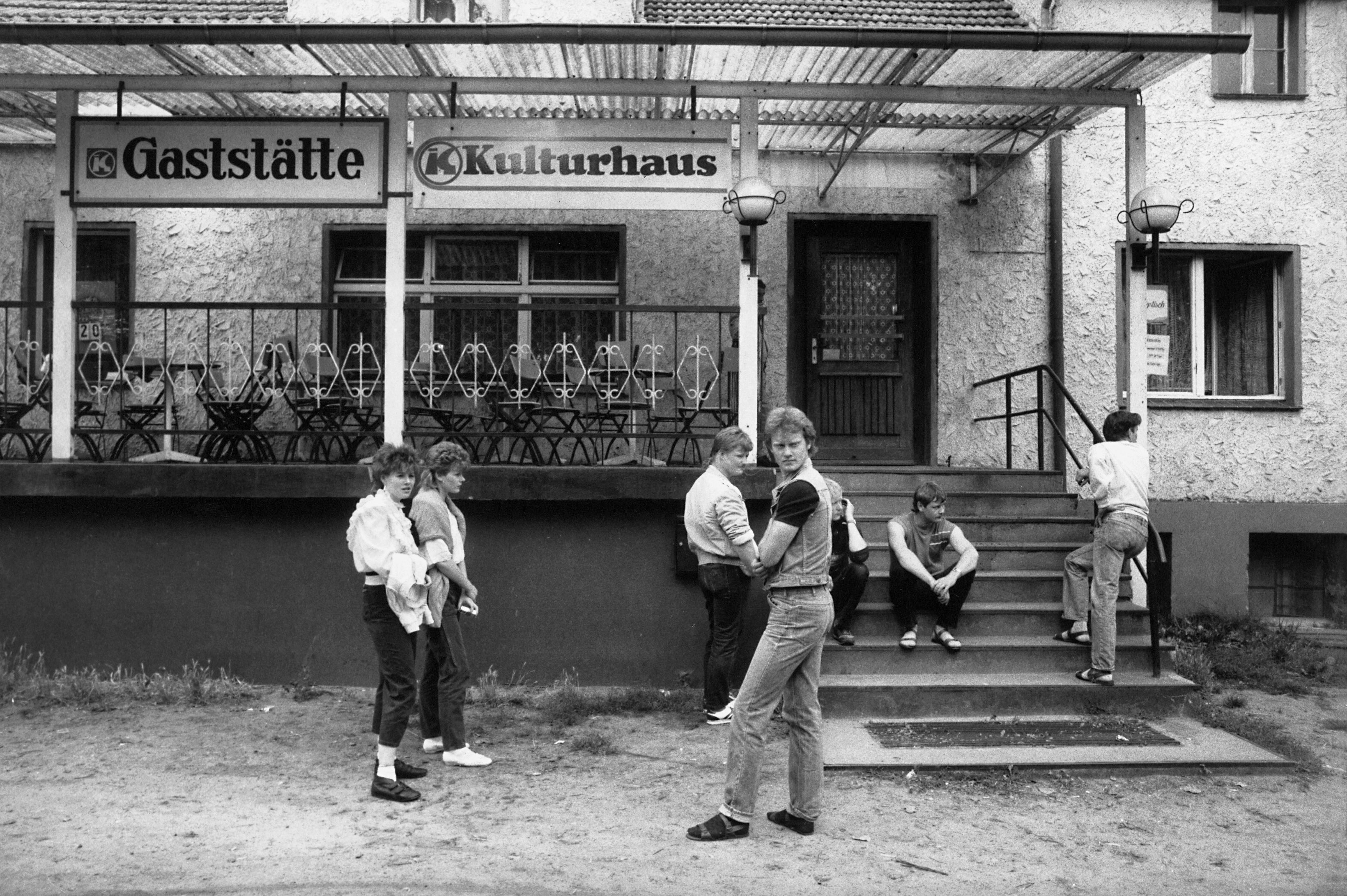 PRESSEBILD AUSTELLUNG "Voll der Osten"
Vor dem Dorfgasthaus, Brandenburg, 1984, DDR